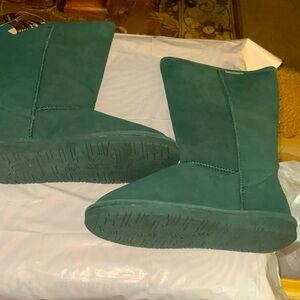 BEARPAW EMERALD GREEN BOOTS- BRAND NEW NEVER BEEN WORN!-Size 10